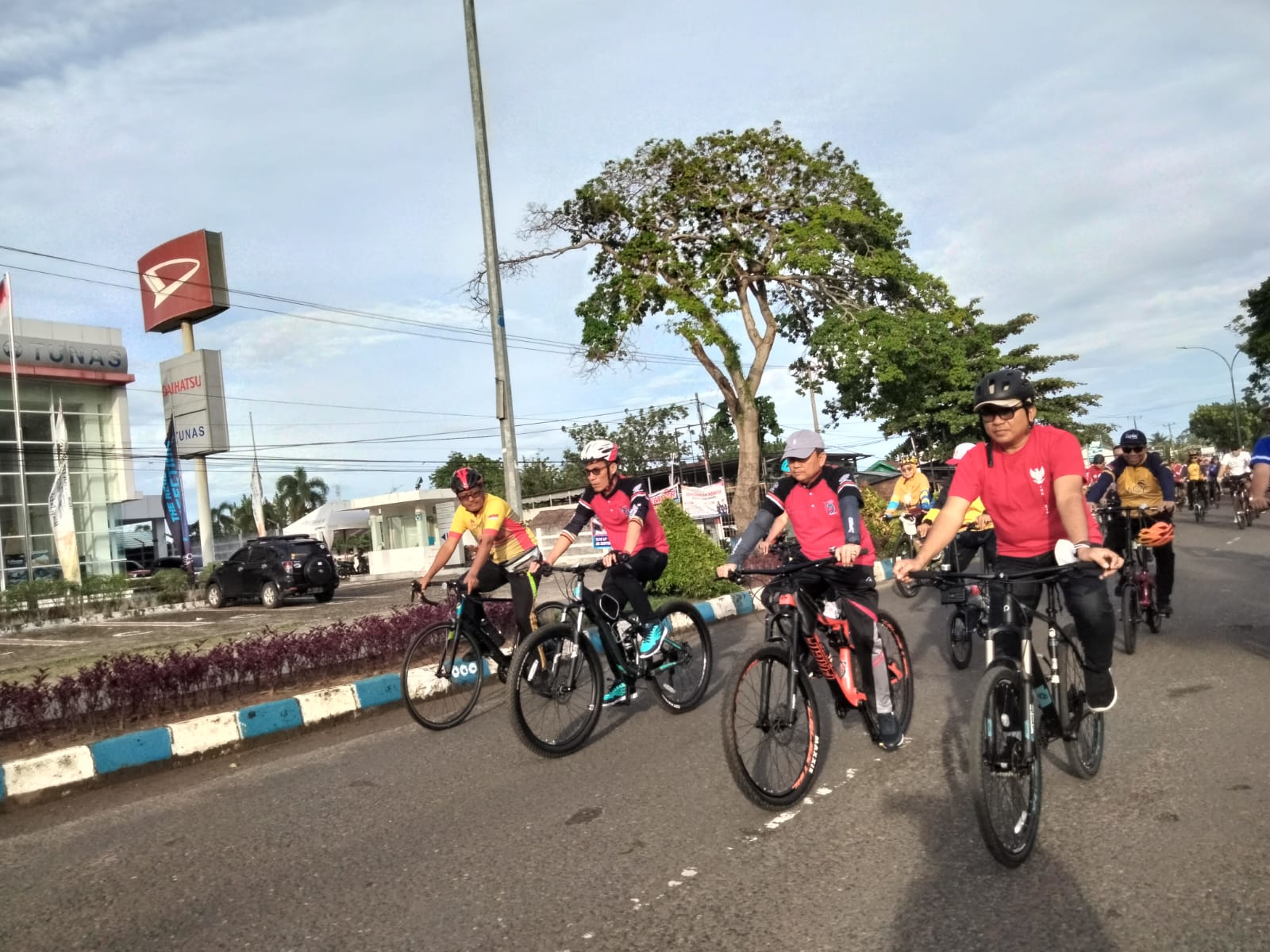 Ratusan Peserta Funbike meriahkan HUT Pemprov, RBTV dan OJK