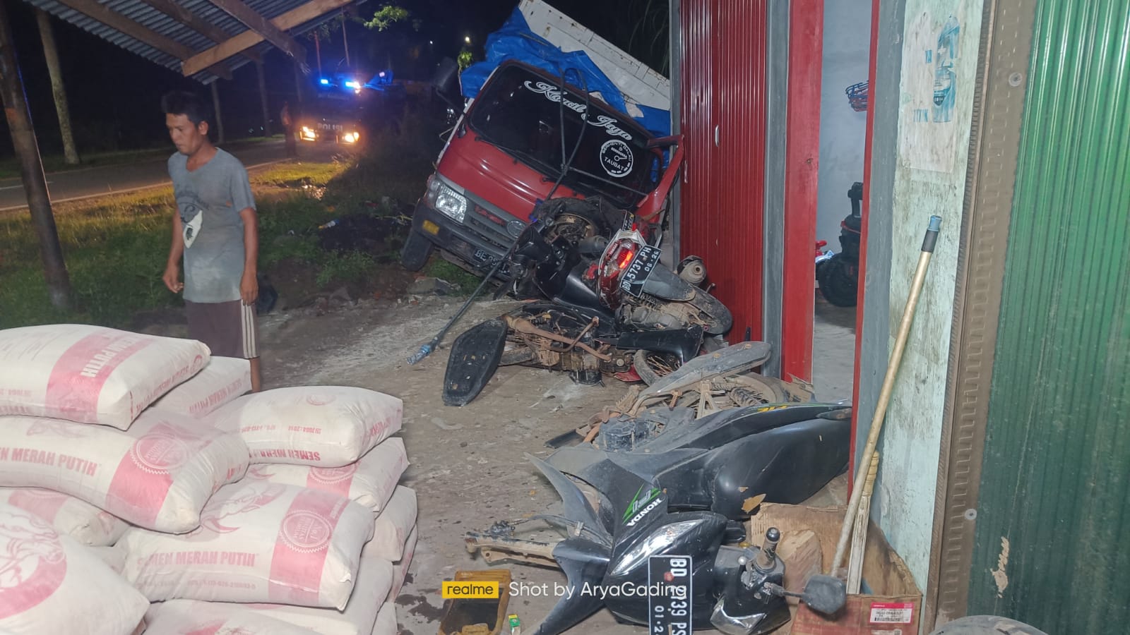 Gagal Menanjak, Truk Semen Libas 4 Unit Sepeda Motor