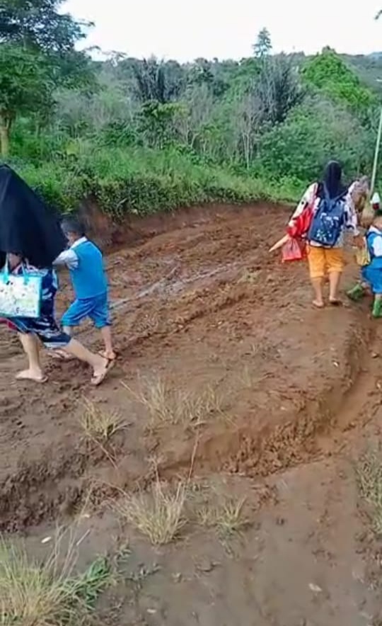 Ke Sekolah, Pelajar di Rejang Lebong Lewati Akses Jalan Berlumpur